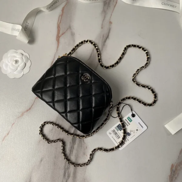 Sac Chanel coloris noir cuir maquillage — réplique