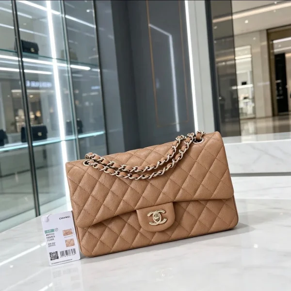 Modèle Chanel Clasic rabat format moyen 25 Carmel grain caviar finitions argentées — réplique