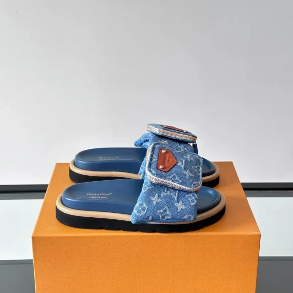Claquettes Louis Vuitton coloris bleu denim – pour homme — réplique