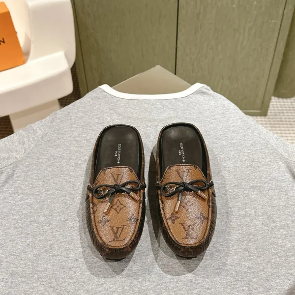 Mocassins Louis Vuitton coloris marron cuir mocassin – pour femme — réplique