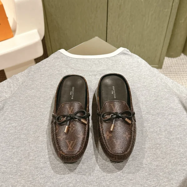 Mocassins Louis Vuitton coloris marron cuir – pour femme — réplique