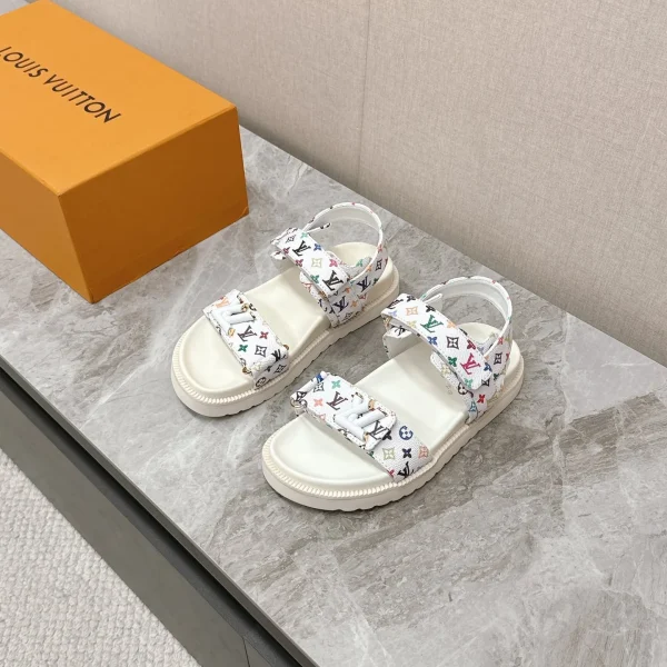 Sandales Louis Vuitton coloris blanc à motif tissu – pour femme — réplique
