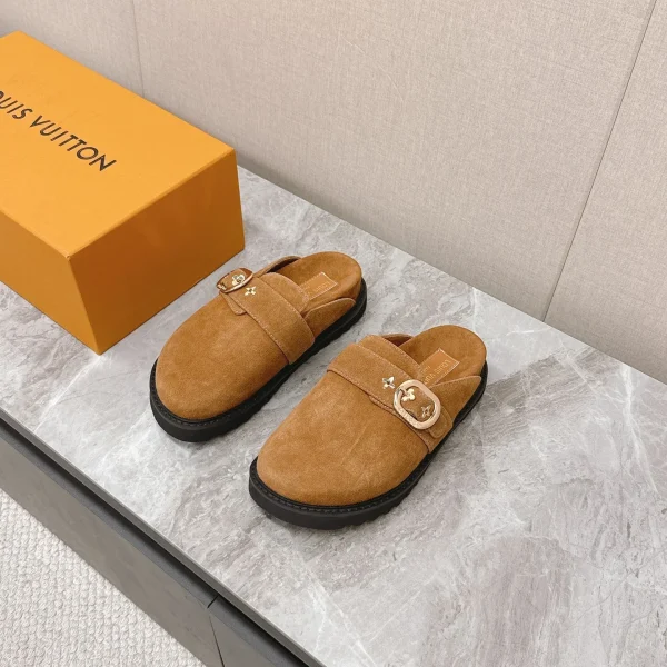Mules Louis Vuitton coloris marron daim – pour femme — réplique