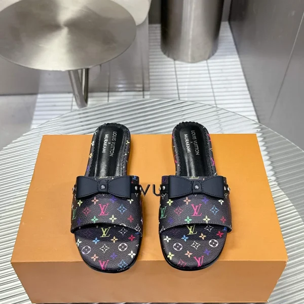 Sandales Louis Vuitton coloris noir à motif cuir nœud claquette – pour femme — réplique
