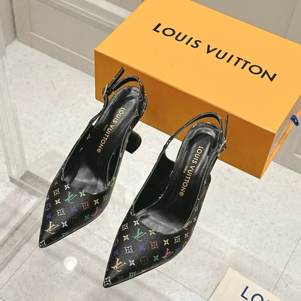 Chaussures à talon Louis Vuitton coloris noir à motif cuir – pour femme — réplique