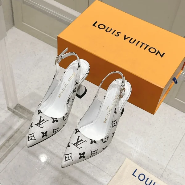 Chaussures à talon Louis Vuitton coloris blanc cuir Monogram à bride arrière – pour femme — réplique