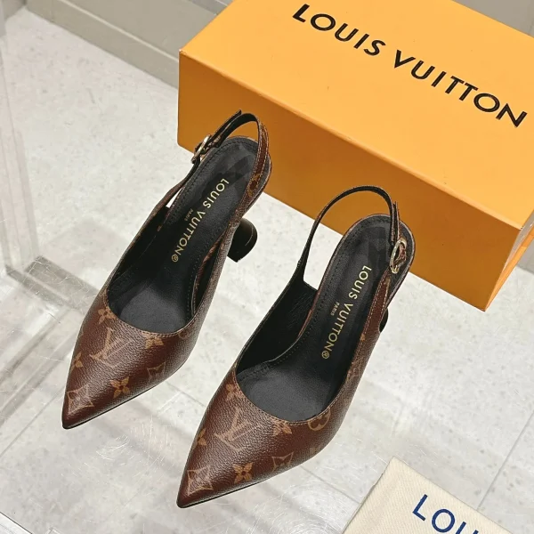 Chaussures à talon Louis Vuitton coloris marron cuir à motif à bride arrière – pour femme — réplique