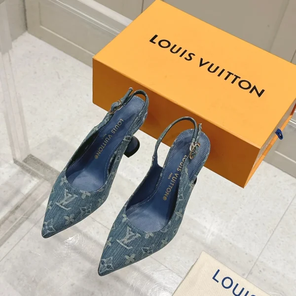 Chaussures à talon Louis Vuitton coloris bleu denim bordures en cuir à bride arrière – pour femme — réplique