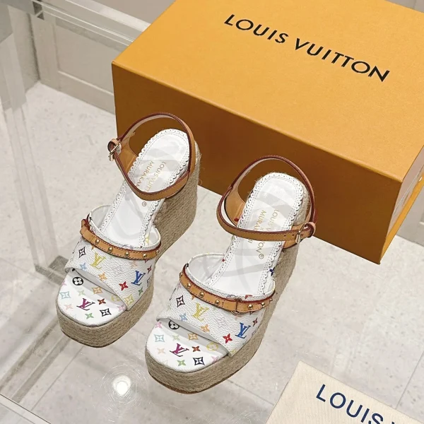 Sandales Louis Vuitton coloris blanc cuir coloris multicolore imprimé compensé – pour femme — réplique
