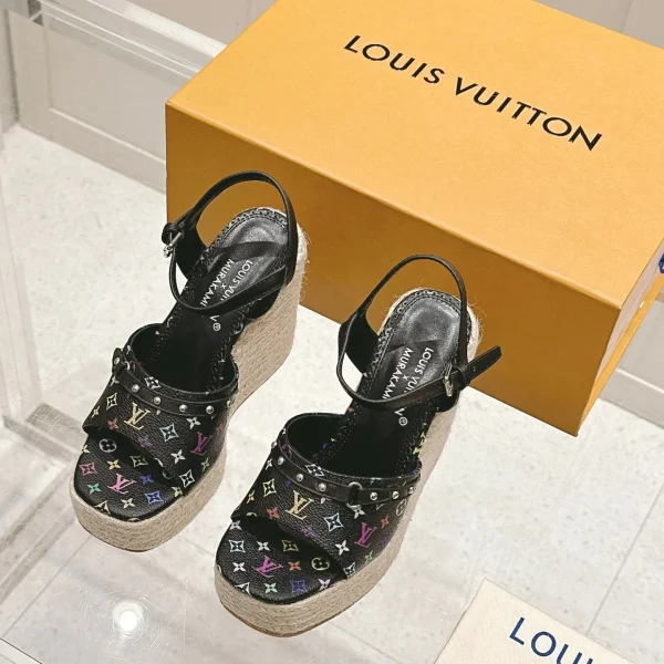 Sandales Louis Vuitton coloris noir cuir espadrille compensé – pour femme — réplique