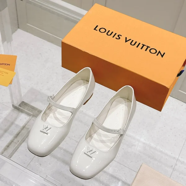 Chaussures à talon Louis Vuitton coloris blanc cuir verni Mary Jane – pour femme — réplique