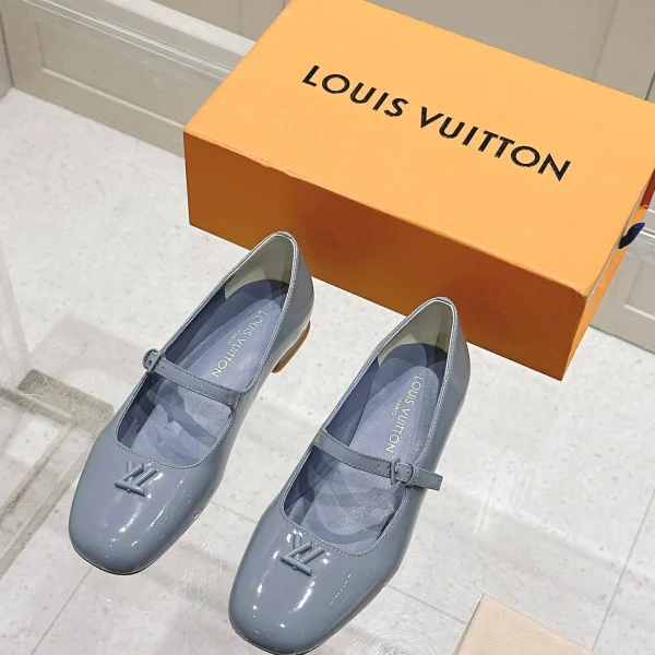 Mocassins Louis Vuitton coloris bleu clair cuir verni Mary Jane – pour femme — réplique
