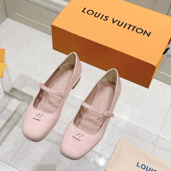 Mocassins Louis Vuitton coloris rose clair cuir verni Mary Jane – pour femme — réplique