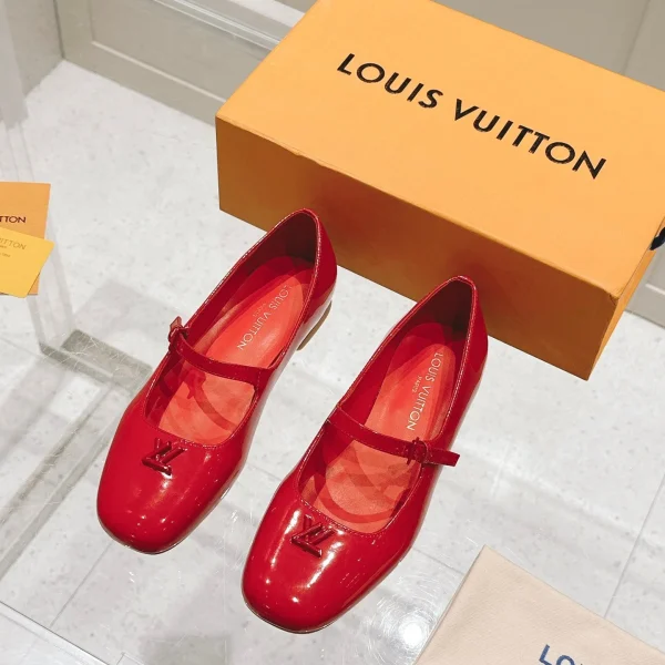 Ballerines Louis Vuitton coloris rouge cuir verni Mary Jane – pour femme — réplique