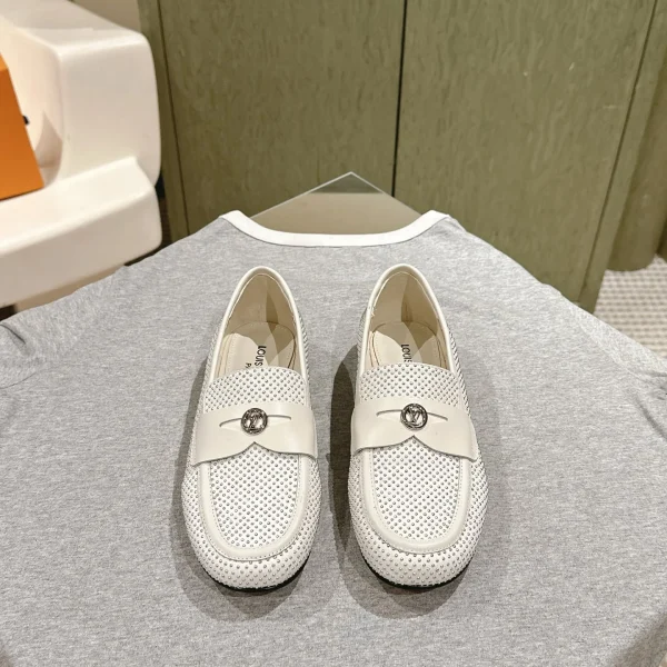 Mocassins Louis Vuitton coloris blanc cuir à clous – pour femme — réplique