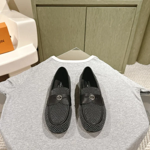 Mocassins Louis Vuitton coloris noir coloris blanc toile – pour femme — réplique