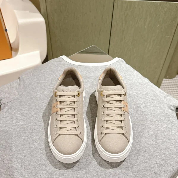 Baskets Louis Vuitton coloris beige toile – pour femme — réplique