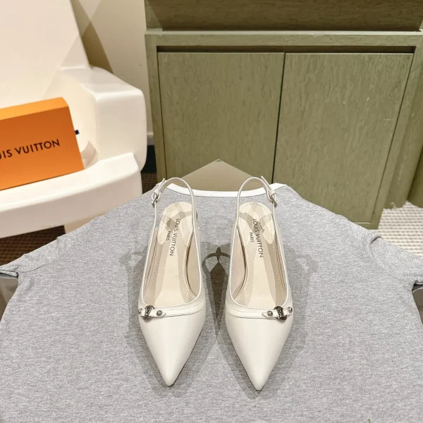 Chaussures à talon Louis Vuitton coloris blanc cuir pointu à bride arrière – pour femme — réplique