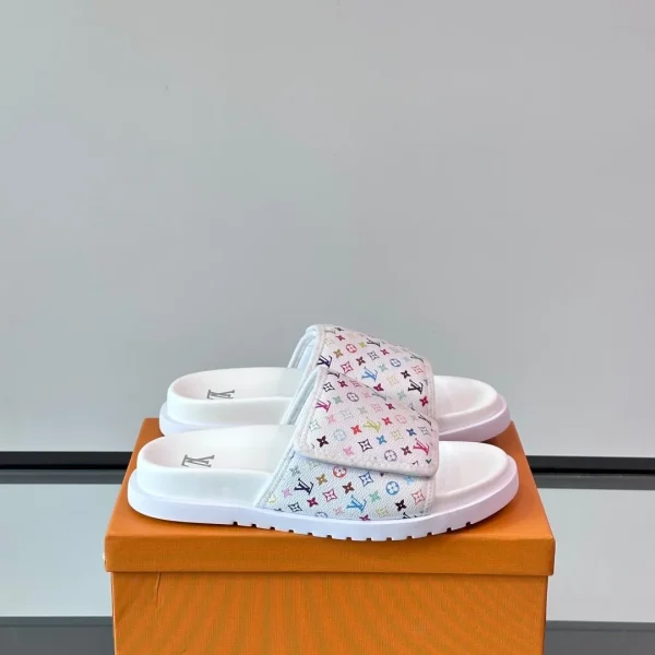 Claquettes Louis Vuitton coloris blanc à motif cuir – pour homme — réplique