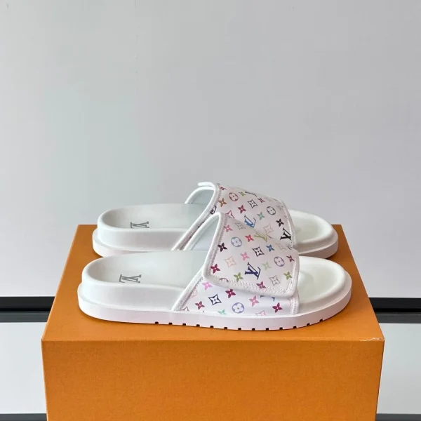 Claquettes Louis Vuitton coloris blanc imprimé tissu – pour homme — réplique