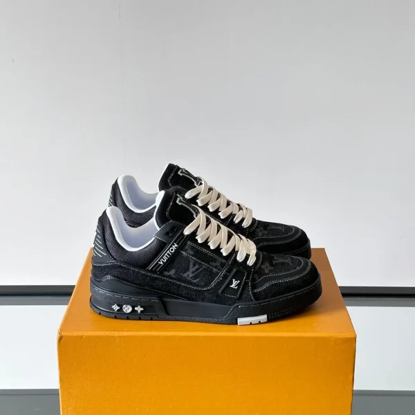 Baskets Louis Vuitton coloris noir daim – pour homme — réplique