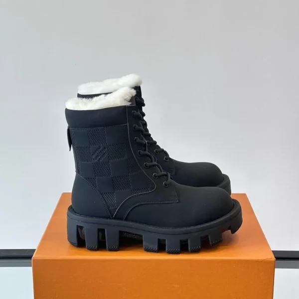 Bottes Louis Vuitton coloris noir cuir fourrure doublé – pour homme — réplique