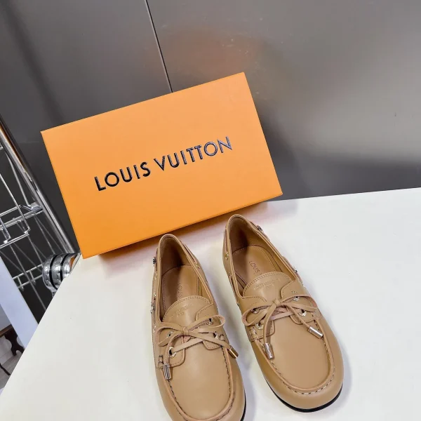 Mocassins Louis Vuitton coloris beige cuir – pour femme — réplique