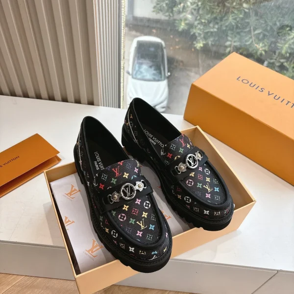 Mocassins Louis Vuitton coloris noir à motif cuir – pour femme — réplique