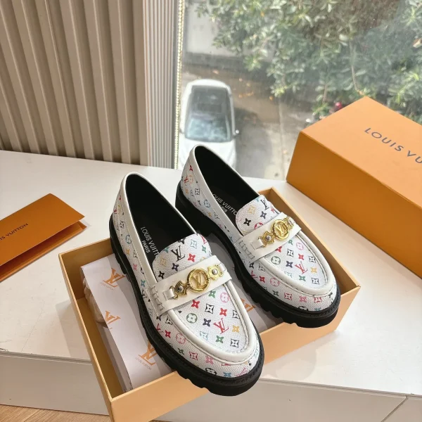Mocassins Louis Vuitton coloris blanc à motif cuir – pour femme — réplique