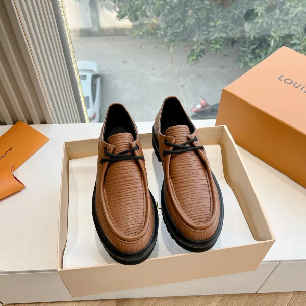 Mocassins Louis Vuitton coloris marron texturé cuir – pour femme — réplique