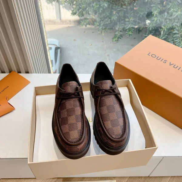 Mocassins Louis Vuitton coloris marron à carreaux cuir – pour femme — réplique