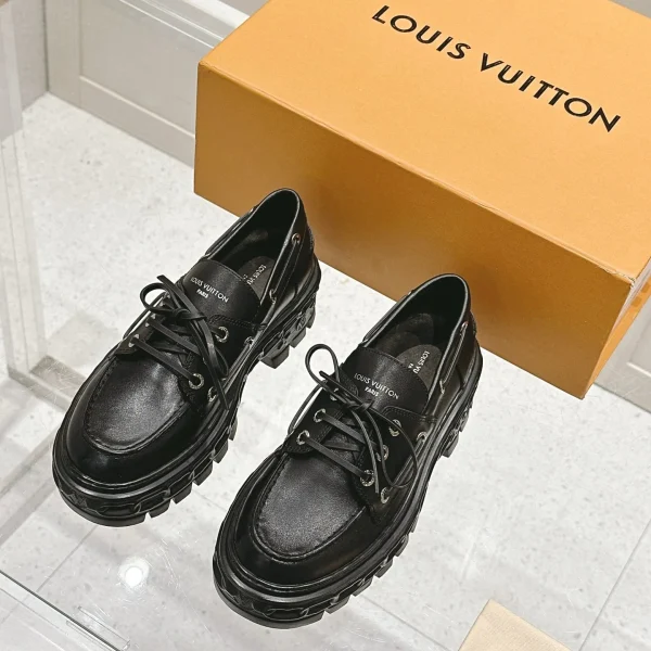 Mocassins Louis Vuitton coloris noir cuir épais – pour femme — réplique