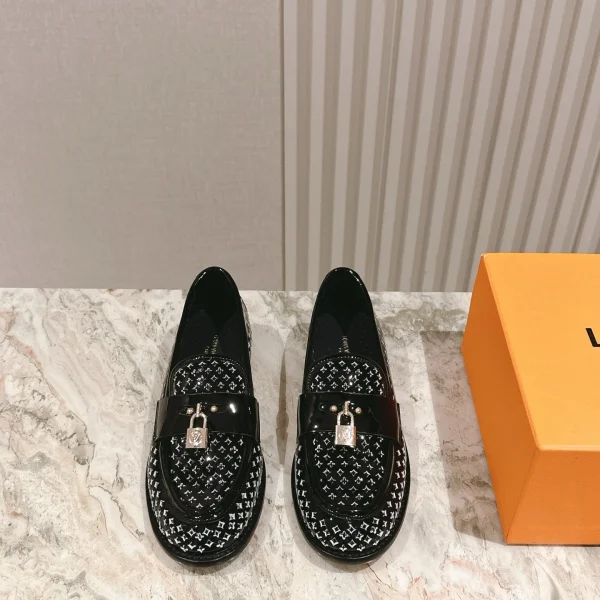 Mocassins Louis Vuitton coloris noir cuir verni – pour femme — réplique