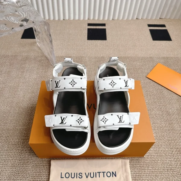 Sandales Louis Vuitton coloris blanc synthétique bandoulière – pour femme — réplique