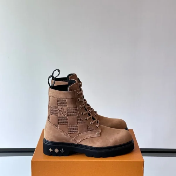 Bottes Louis Vuitton coloris beige nubuck cuir – pour homme — réplique