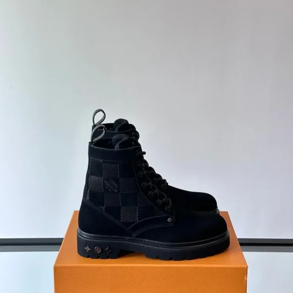 Bottes Louis Vuitton coloris noir daim – pour homme — réplique