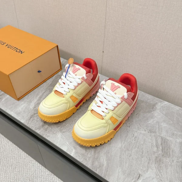 Baskets Louis Vuitton coloris jaune cuir coloris orange détail – pour femme — réplique