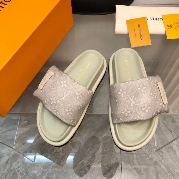 Sandales Louis Vuitton clair coloris gris tissu claquettes – pour femme — réplique