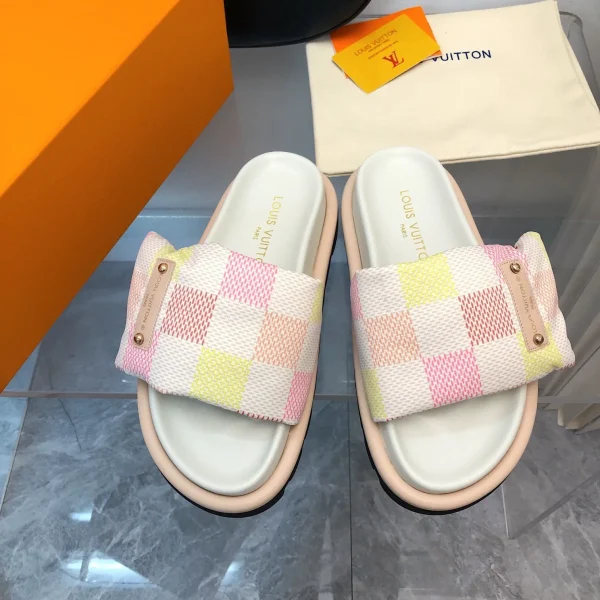 Sandales Louis Vuitton Pastel à carreaux tissu coloris blanc claquette – pour femme — réplique