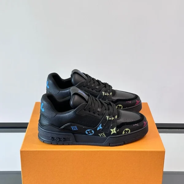 Baskets Louis Vuitton coloris noir cuir avec coloris multicolore détails – pour homme — réplique