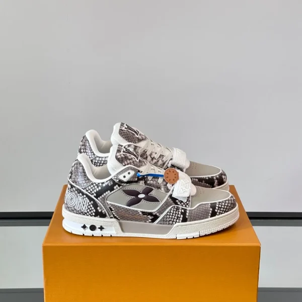Baskets Louis Vuitton coloris blanc et coloris gris effet serpent cuir – pour homme — réplique