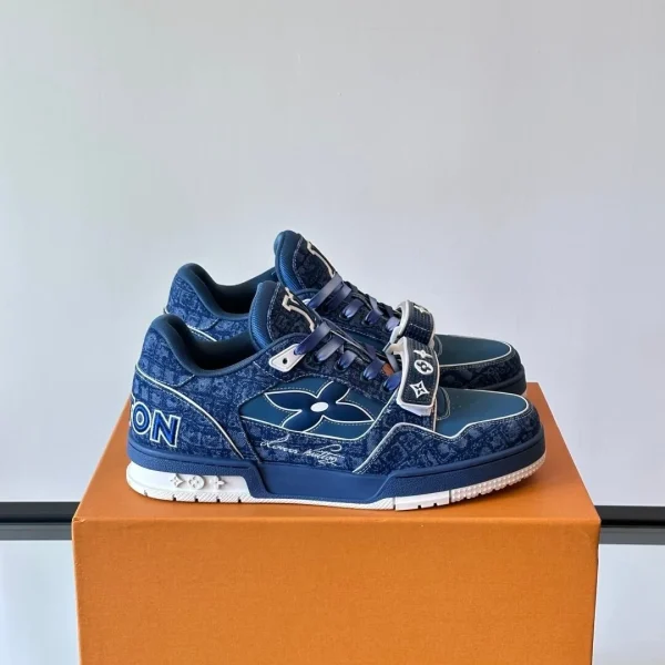 Baskets Louis Vuitton coloris bleu marine denim – pour homme — réplique