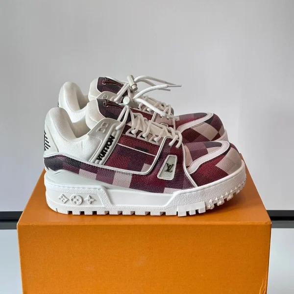 Baskets Louis Vuitton coloris bordeaux toile coloris blanc cuir – pour homme — réplique