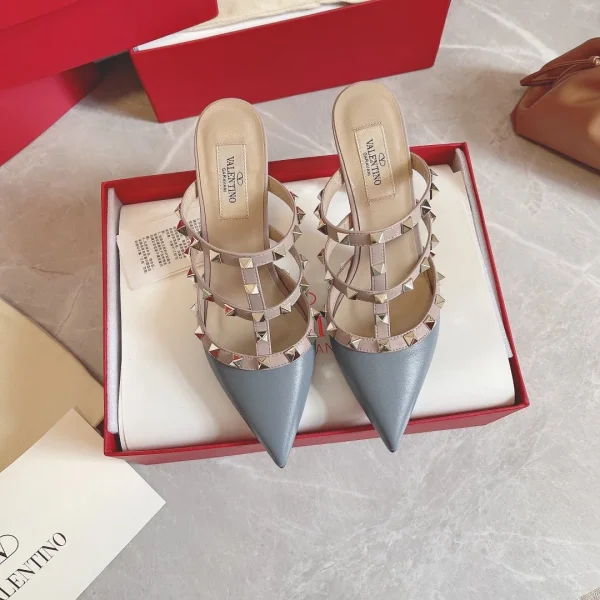 Mules Valentino coloris bleu cuir à clous – pour femme — réplique