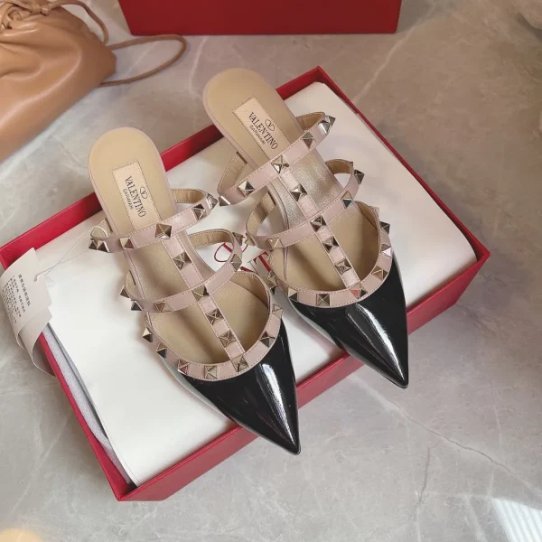 Mules Valentino coloris noir cuir verni à clous – pour femme — réplique