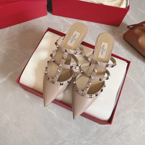 Mules Valentino coloris beige cuir à clous – pour femme — réplique