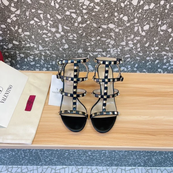 Chaussures à talon Valentino coloris noir cuir à clous à brides – pour femme — réplique