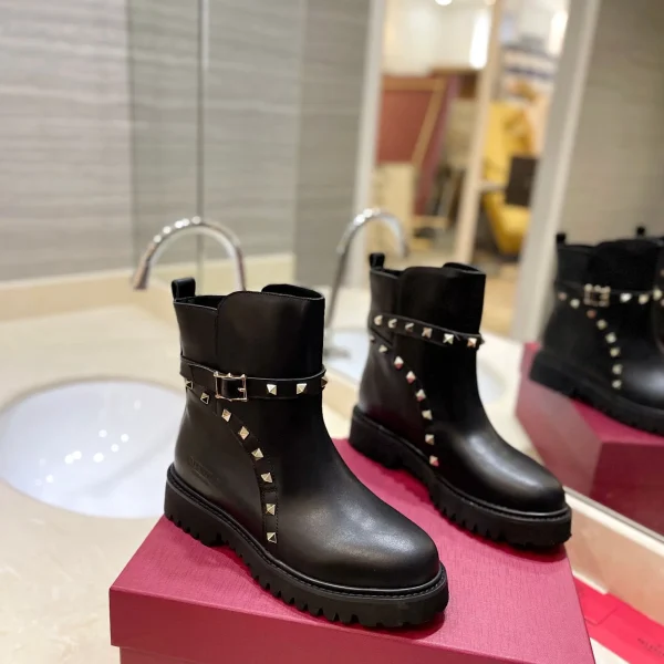 Bottes Valentino coloris noir cuir à clous – pour femme — réplique