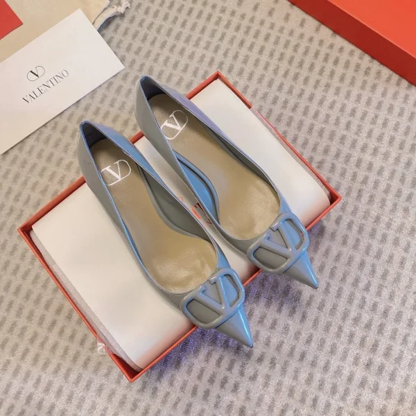 Escarpins Valentino coloris gris cuir verni pointu – pour femme — réplique