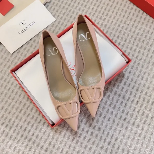 Escarpins Valentino coloris beige cuir verni pointu – pour femme — réplique